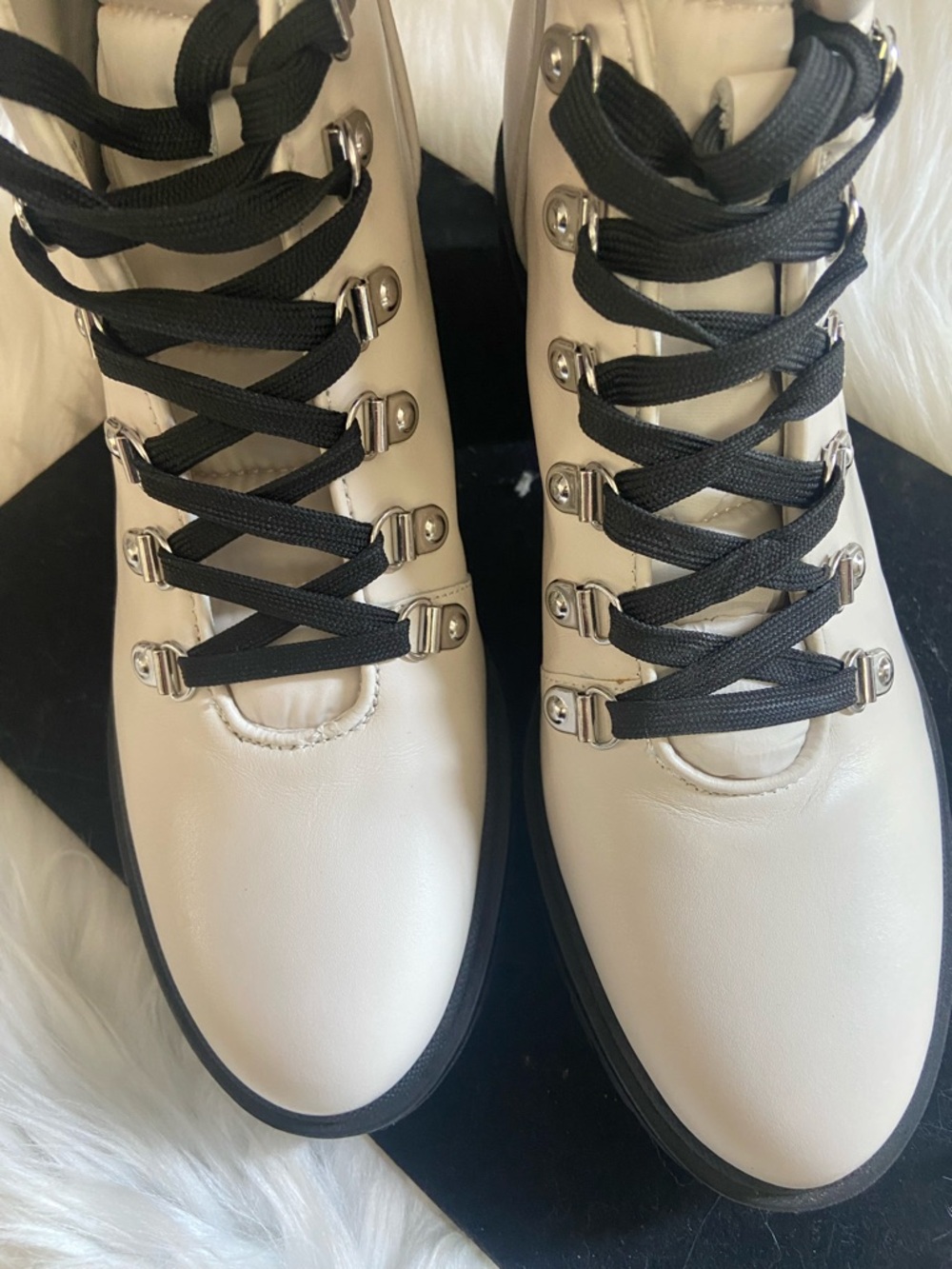 Nine West Sz 9 White Lace-Up Quilted Ankle Boots with Black Laces - Picture 5 of 8